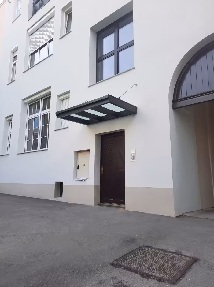 12 - Box viseči nadstrešnica nad vhodom – Jeklo, Maribor