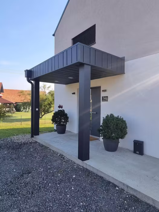 21 - Box nadstrešek za vhod – Jeklo + Aluminij, Puconci